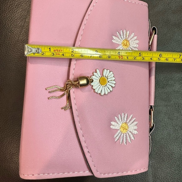 Available in 5 colors. Crossbody strap included. Magnetic closure, zip pocket. - Picture 5 of 7